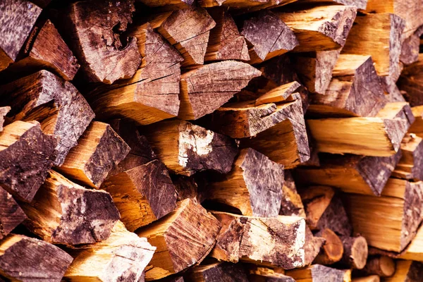 Abstract photo of a pile of natural uneven wooden logs backgroun — Stockfoto