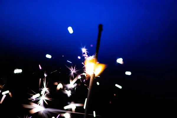 Scintille al buio. Scintille. Natale e Capodanno. Magia l — Foto Stock