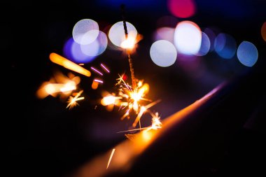 Karanlıktaki kıvılcımlar. Kıvılcım. Noel ve yeni yıl zamanı. Sihir!