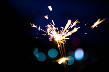 Karanlıktaki kıvılcımlar. Kıvılcım. Noel ve yeni yıl zamanı. Sihir!