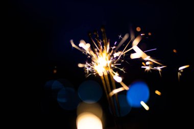 Karanlıktaki kıvılcımlar. Kıvılcım. Noel ve yeni yıl zamanı. Sihir!