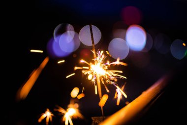 Karanlıktaki kıvılcımlar. Kıvılcım. Noel ve yeni yıl zamanı. Sihir!