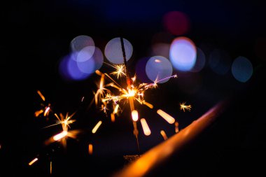 Karanlıktaki kıvılcımlar. Kıvılcım. Noel ve yeni yıl zamanı. Sihir!