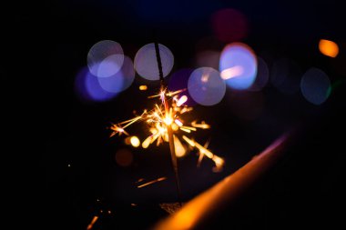 Karanlıktaki kıvılcımlar. Kıvılcım. Noel ve yeni yıl zamanı. Sihir!