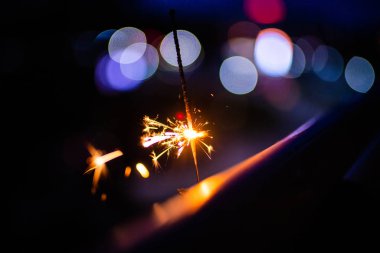 Karanlıktaki kıvılcımlar. Kıvılcım. Noel ve yeni yıl zamanı. Sihir!