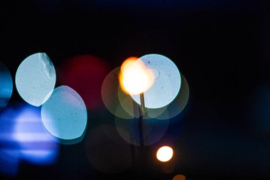 Karanlıktaki kıvılcımlar. Kıvılcım. Noel ve yeni yıl zamanı. Sihir!
