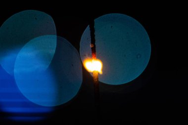 Karanlıktaki kıvılcımlar. Kıvılcım. Noel ve yeni yıl zamanı. Sihir!