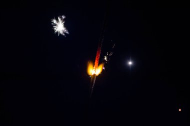 Karanlıktaki kıvılcımlar. Kıvılcım. Noel ve yeni yıl zamanı. Sihir!