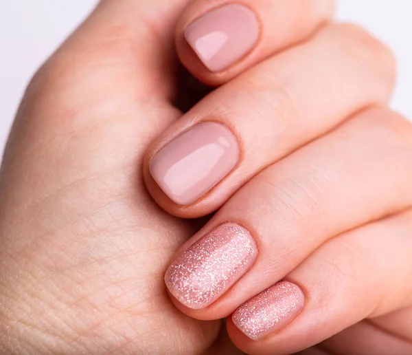 Nagelontwerp. Handen met Helder naakt manicure op grijze achtergrond — Stockfoto
