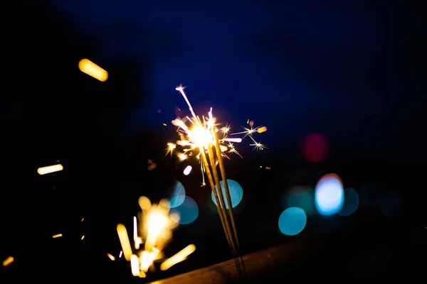 Jiskry ve tmě. Sparks. Vánoce a Nový rok. Magie! — Stock fotografie