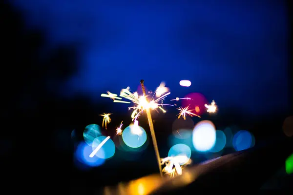 Faíscas no escuro. Faíscas. Natal e Ano Novo. Magia l — Fotografia de Stock