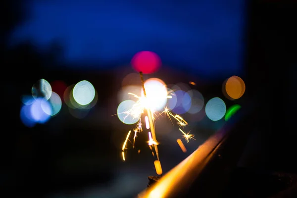 Faíscas no escuro. Faíscas. Natal e Ano Novo. Magia l — Fotografia de Stock