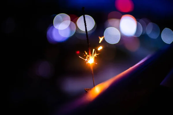 Chispas en la oscuridad. Chispas. Navidad y Año Nuevo. Magia. —  Fotos de Stock