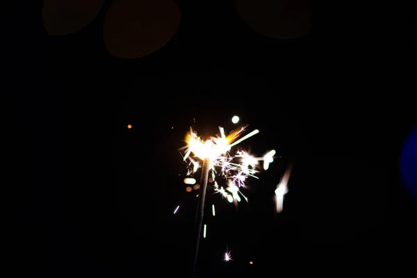黑暗中的火花。 火花。 圣诞和新年的时候。 魔法l — 图库照片