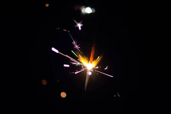 Scintille al buio. Scintille. Natale e Capodanno. Magia l — Foto Stock