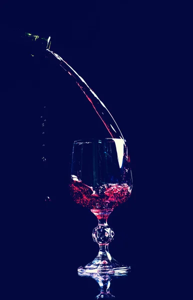 Vin rouge versant dans le verre à vin — Photo