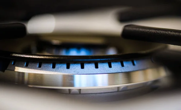 Gás natural queimando no fogão a gás da cozinha — Fotografia de Stock