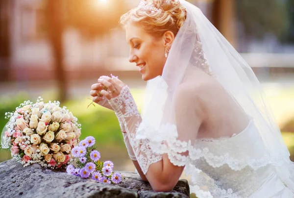 Beautiful bride with wedding flowers bouquet, attractive woman i — Stock Photo, Image