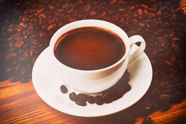 Csésze ízletes kávé, rusztikus fa asztal háttér — Stock Fotó