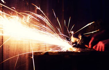 Yakın kıvılcım flaşile çelik boru üzerinde metal taşlama