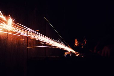 Yakın kıvılcım flaşile çelik boru üzerinde metal taşlama