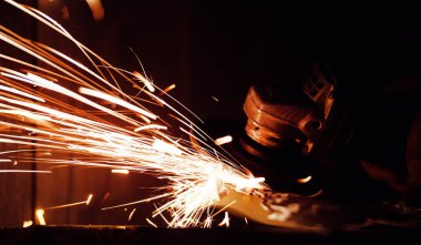 Yakın kıvılcım flaşile çelik boru üzerinde metal taşlama