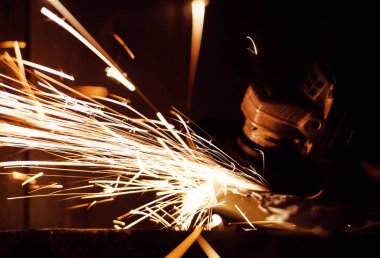 Yakın kıvılcım flaşile çelik boru üzerinde metal taşlama