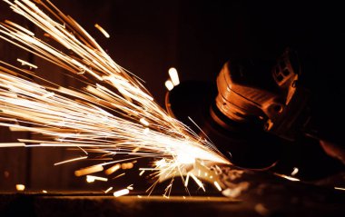 Yakın kıvılcım flaşile çelik boru üzerinde metal taşlama
