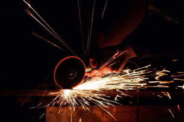 Yakın kıvılcım flaşile çelik boru üzerinde metal taşlama