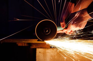 Yakın kıvılcım flaşile çelik boru üzerinde metal taşlama