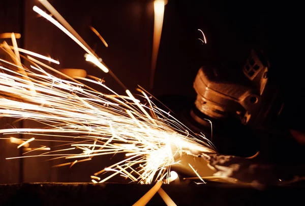 Metallschleifen auf Stahlrohr mit Funkenschlag aus nächster Nähe — Stockfoto