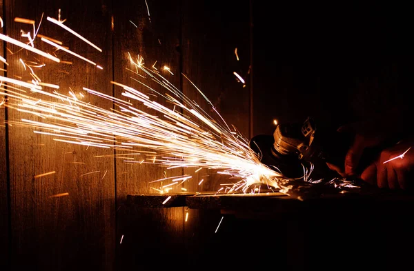 Metallschleifen auf Stahlrohr mit Funkenschlag aus nächster Nähe — Stockfoto