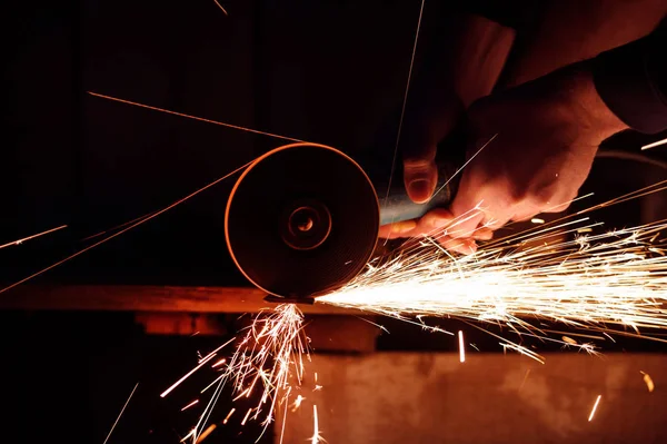 Metallschleifen auf Stahlrohr mit Funkenschlag aus nächster Nähe — Stockfoto