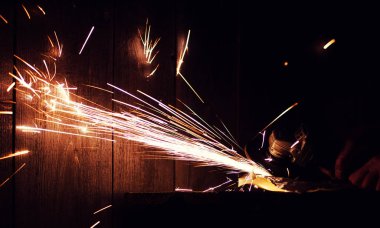 Yakın kıvılcım flaşile çelik boru üzerinde metal taşlama