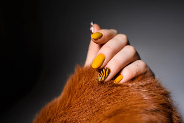 Progettazione Unghie. Mani con brillante manicure gialla su sfondo. C — Foto Stock