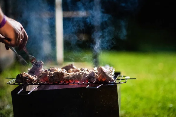 Los trozos jugosos de la carne se preparan a fuego. barbacoa —  Fotos de Stock