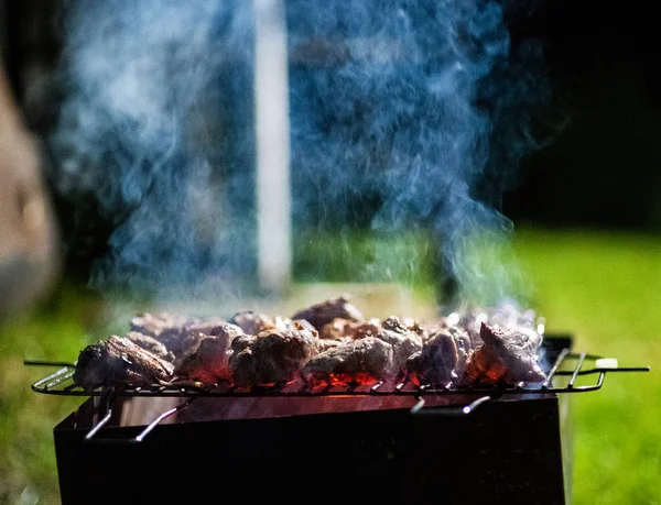 As partes suculentas de carne preparam-se no fogo. churrasco — Fotografia de Stock