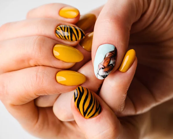 Diseño de uñas. Manos con manicura amarilla brillante en el fondo. C Imágenes De Stock Sin Royalties Gratis