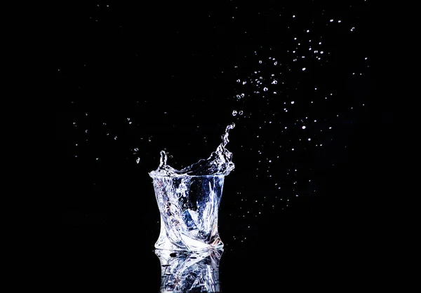 Acqua Fredda Isolata Bicchiere Con Spruzzi Cubetti Ghiaccio Fondo Nero — Foto Stock