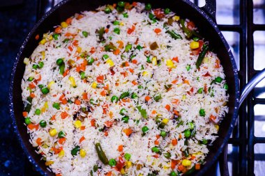 Dolmalık biberli sebzeli pilav, yeşil fasulye, havuç. Sebzeli sağlıklı yemek. Üst görünüm.