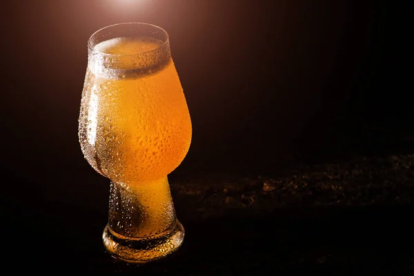 Cerveza Cerveza Artesanal Fría Vaso Con Gotas Agua Mesa Madera —  Fotos de Stock