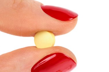 Beyaz arka plan üzerinde izole kadın elinde haplar