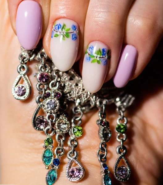 钉子的设计 有明亮的紫丁香的手 有春天花的白指甲 女性的近身手 Art Nail — 图库照片