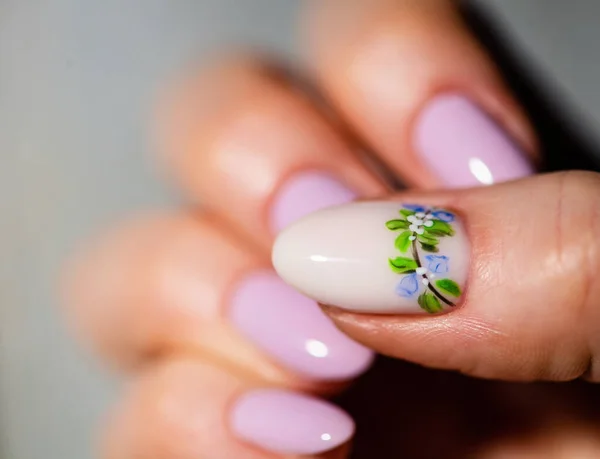 Tırnak Tasarımı Parlak Leylaklı Eller Bahar Çiçekli Beyaz Manikür Kadın — Stok fotoğraf