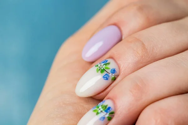 Diseño Uñas Manos Con Brillante Lila Manicura Blanca Con Flores Fotos De Stock