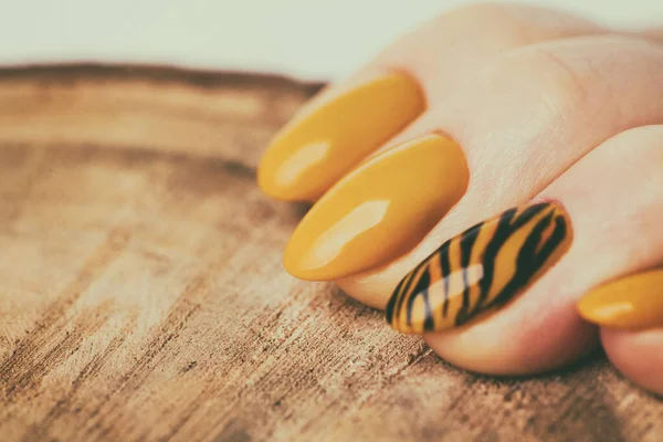 Tırnak Tasarımı Arkaplanda Parlak Sarı Manikürlü Eller Kadın Ellerinin Kapanışı — Stok fotoğraf
