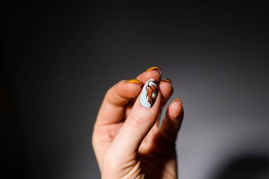 Tırnak Tasarımı. Arkaplanda Parlak Sarı Manikürlü Eller. Kadın Ellerinin Kapanışı. Sanat Tırnağı. Kaplan manikürü.