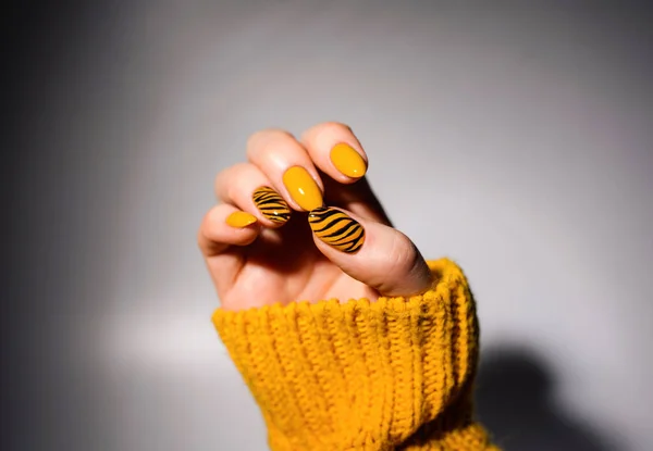 钉子的设计 手部有明亮的黄色指甲背景 女性的近身手 Art Nail 虎头修指甲 — 图库照片