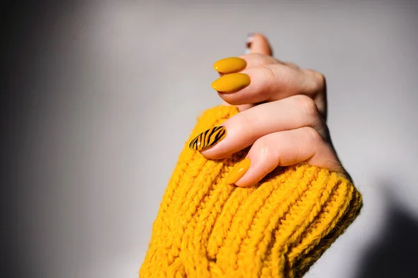 Progettazione Unghie Mani Con Brillante Manicure Gialla Sfondo Primo Piano — Foto Stock