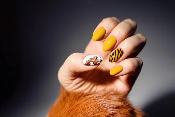 Diseño Uñas Manos Con Manicura Amarilla Brillante Fondo Primer Plano — Foto de Stock